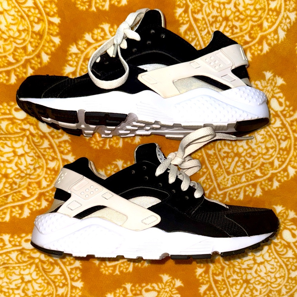 Nike Huaraches Black and Cream Sneakers - Big Kids 6Y